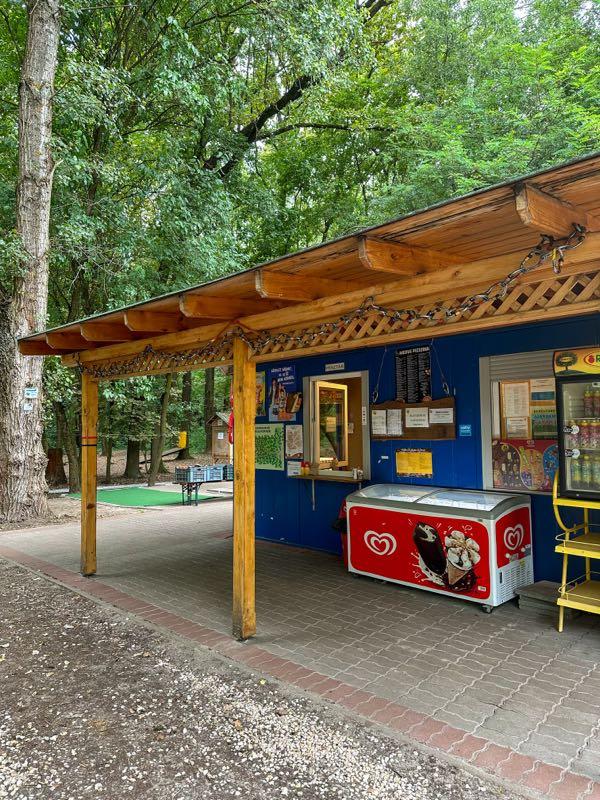 Erdei büfé és pihenő